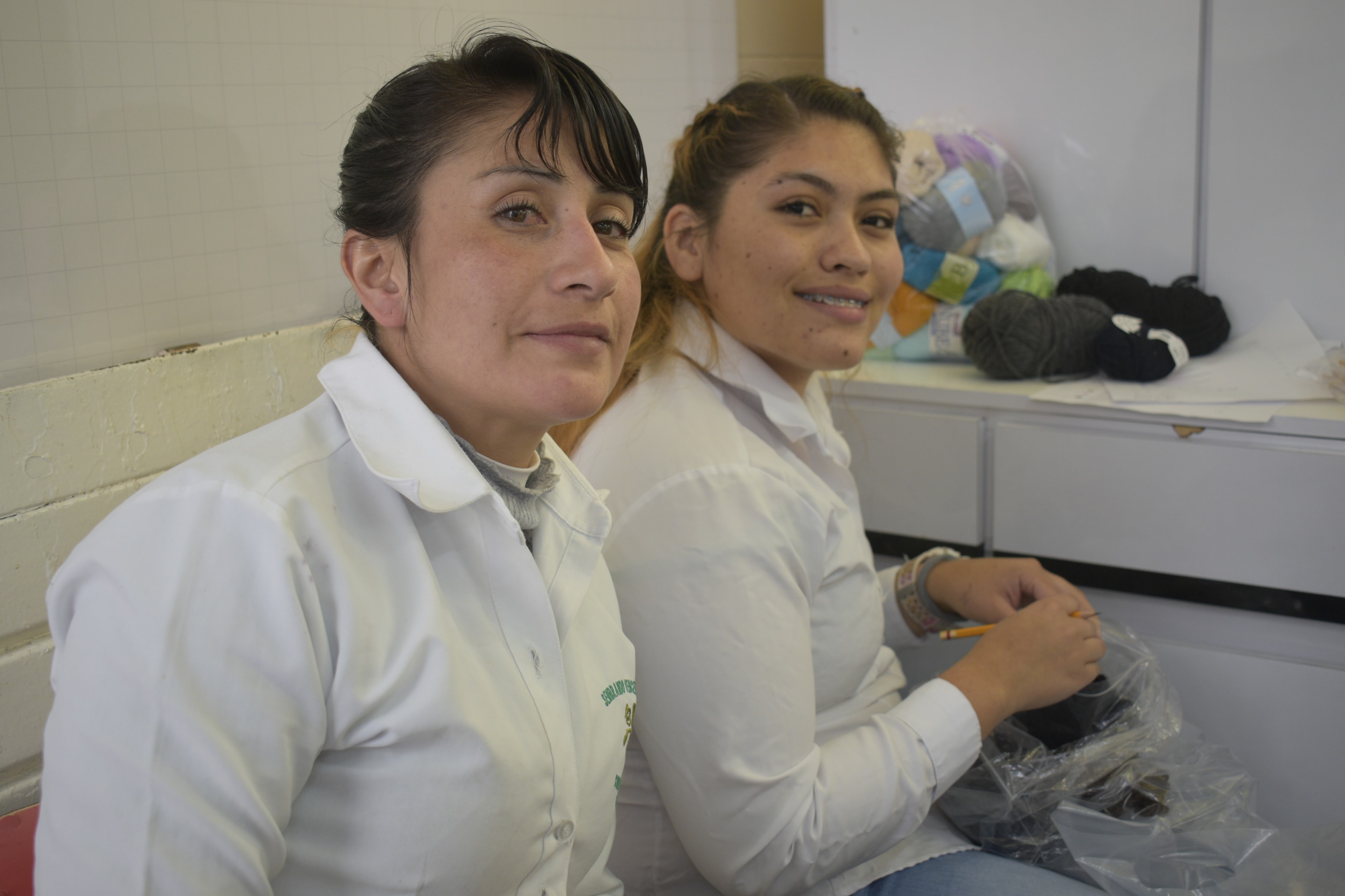 Mujeres tejiendo